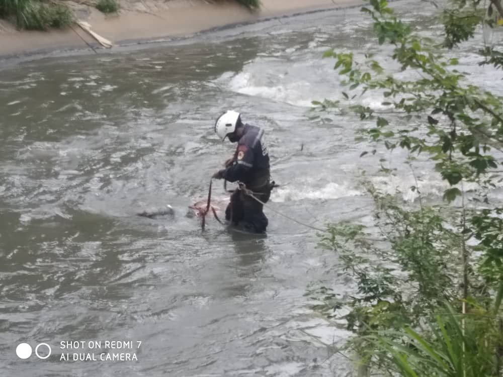 Hallan un cadáver en las riberas del río Guaire con presunto disparo en el rostro