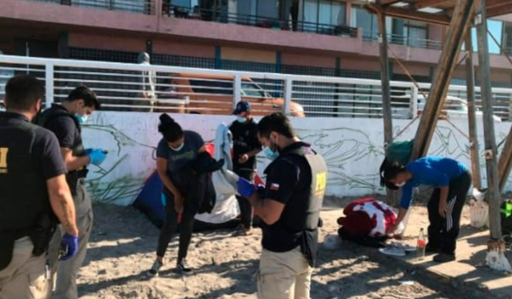 Desalojaron decenas de familias venezolanas que dormían en una playa de Chile (Fotos)