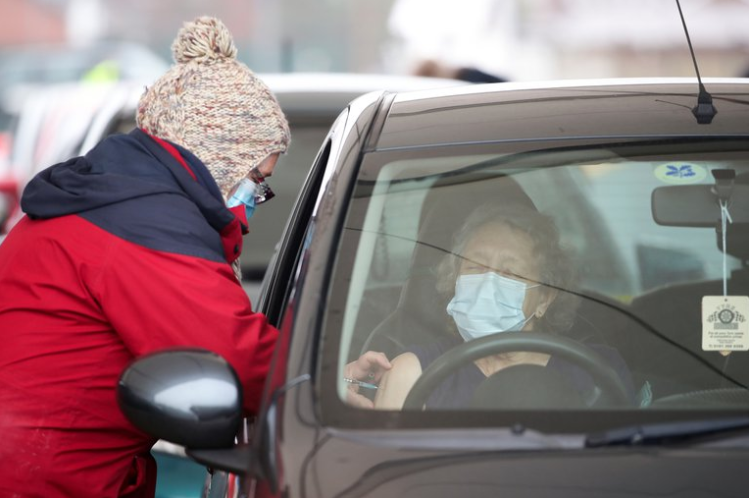 Científicos responden cómo manejar un carro en forma segura para no contraer Covid-19