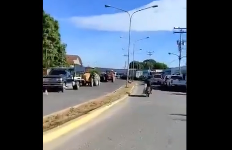 La INTERMINABLE cola de productores agrícolas a la espera de gasolina en Portuguesa #6Ene (VIDEO)