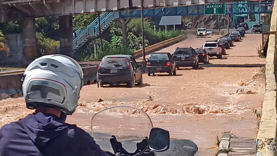 ¡Hecho en revolución! Tubería matriz causó colapso en la carretera Panamericana (Fotos y video)