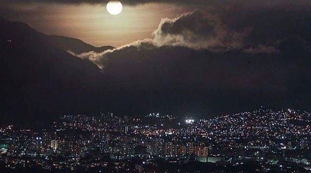 ¿Ovnis en El ÁVILA? Desde Chacao un VIDEO muestra extrañas luces en el cerro