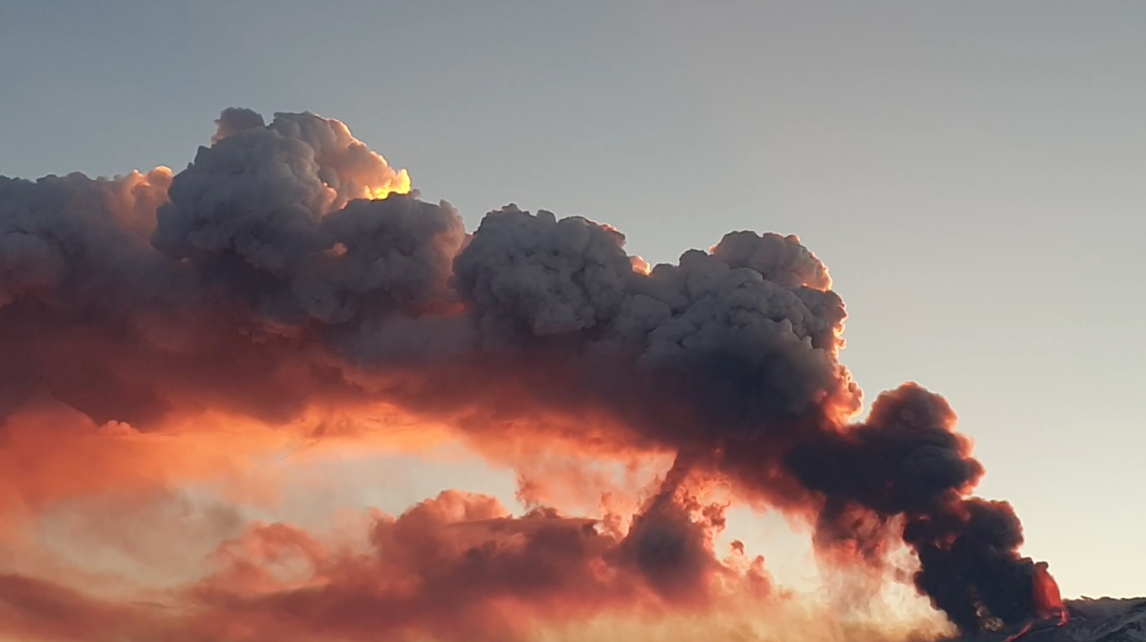 Testigos de la erupción del volcán Etna en Sicilia: “Parecía que un río de lava venía hacia ti”