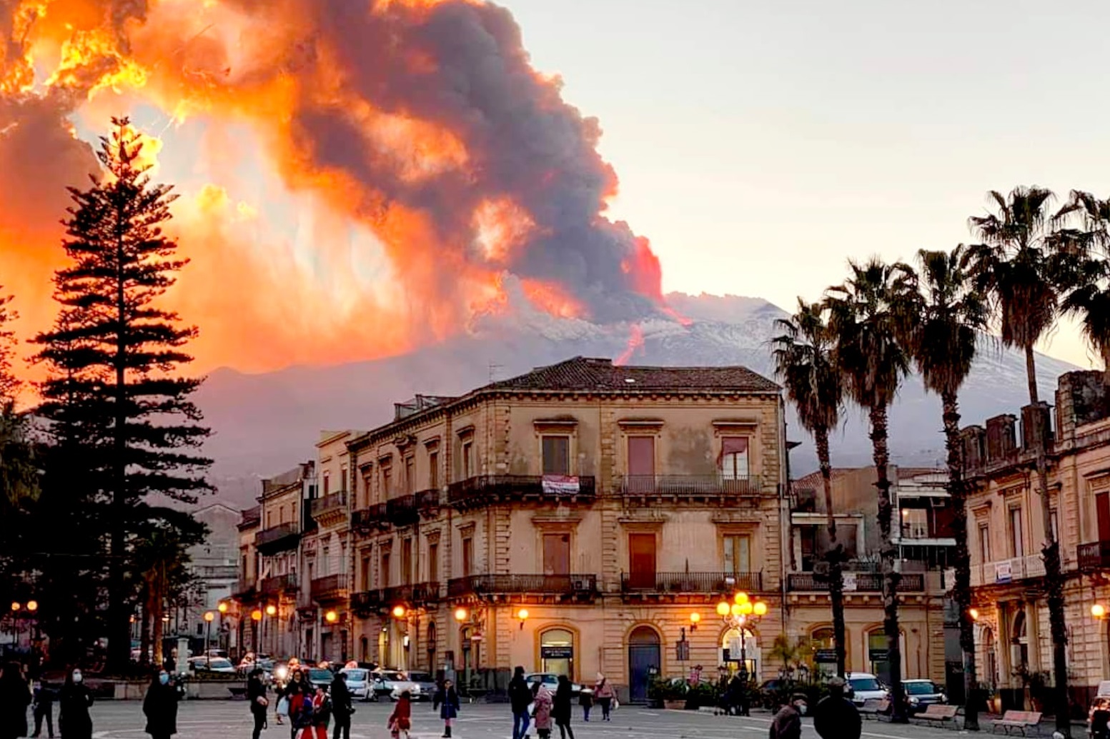 Lluvia de piedras… El volcán Etna en Italia entró en erupción por segunda vez en 48 horas (fotos)