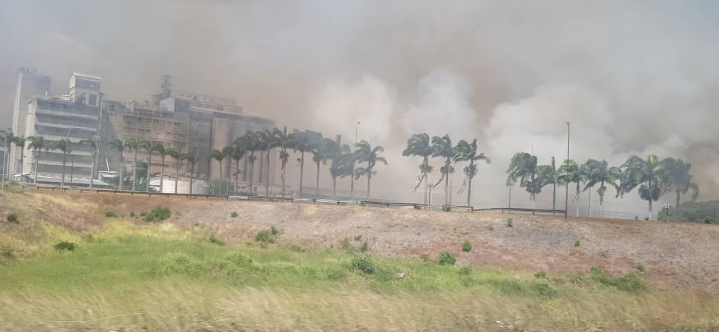 EN FOTOS: Incendio de gran magnitud consume vegetación e impide el paso en la ARC