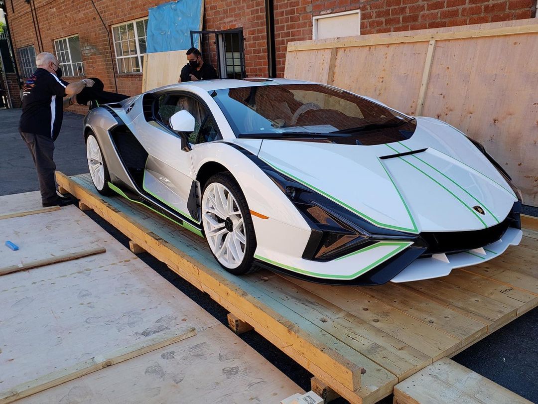 ¡Le RONCAN los motores! El primer VIDEO de un Lamborghini Sián grabado en las calles