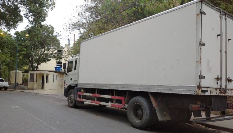 Depositaron a presuntos fallecidos por Covid-19 en camión estacionado frente a la morgue de Bello Monte