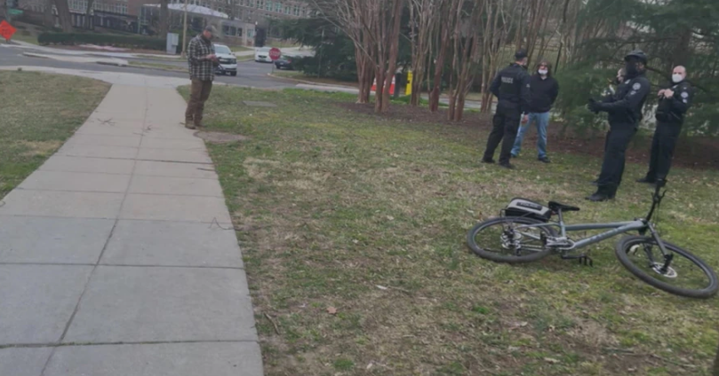 Arrestaron a un hombre por posesión de armas cerca de la residencia de Kamala Harris en Texas (VIDEO)