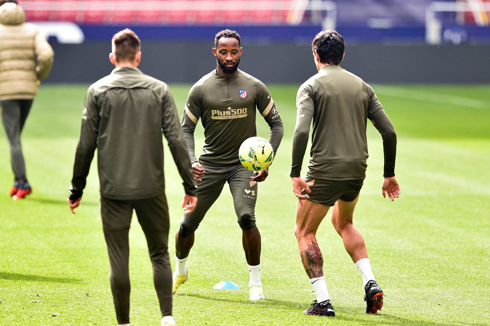 El angustioso instante que un futbolista del Atlético Madrid se desplomó en plena práctica (Video)