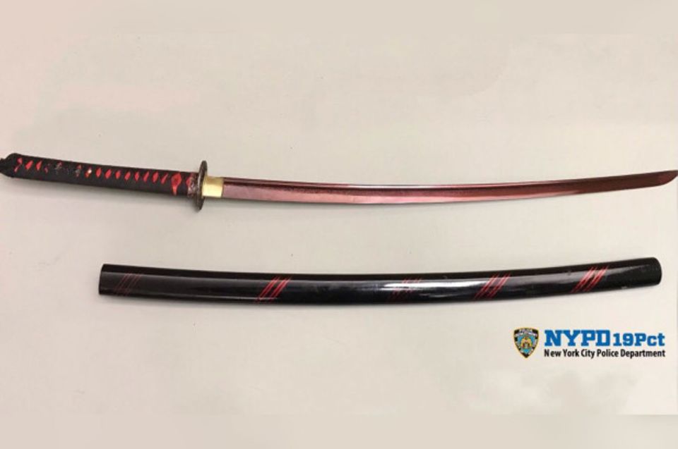 Con una espada espada samurai un hombre atacó a policías en Nueva York