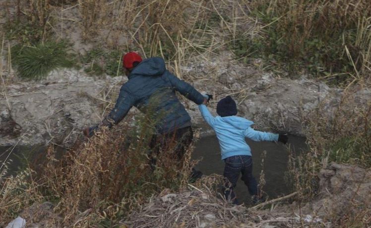 Abandonado: El testimonio de un niño en el paso de México con EEUU (Video)