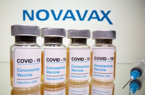 Novavax dice que la producción a pleno rendimiento de su vacuna Covid-19 se retrasa