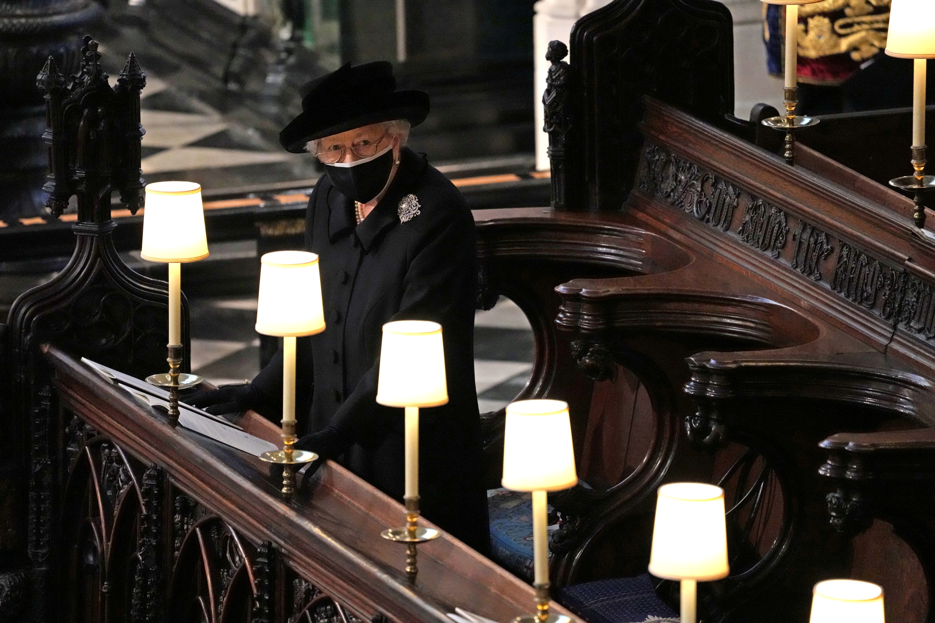 Los recuerdos que guardaba la reina Isabel II en su cartera durante el funeral del príncipe Felipe