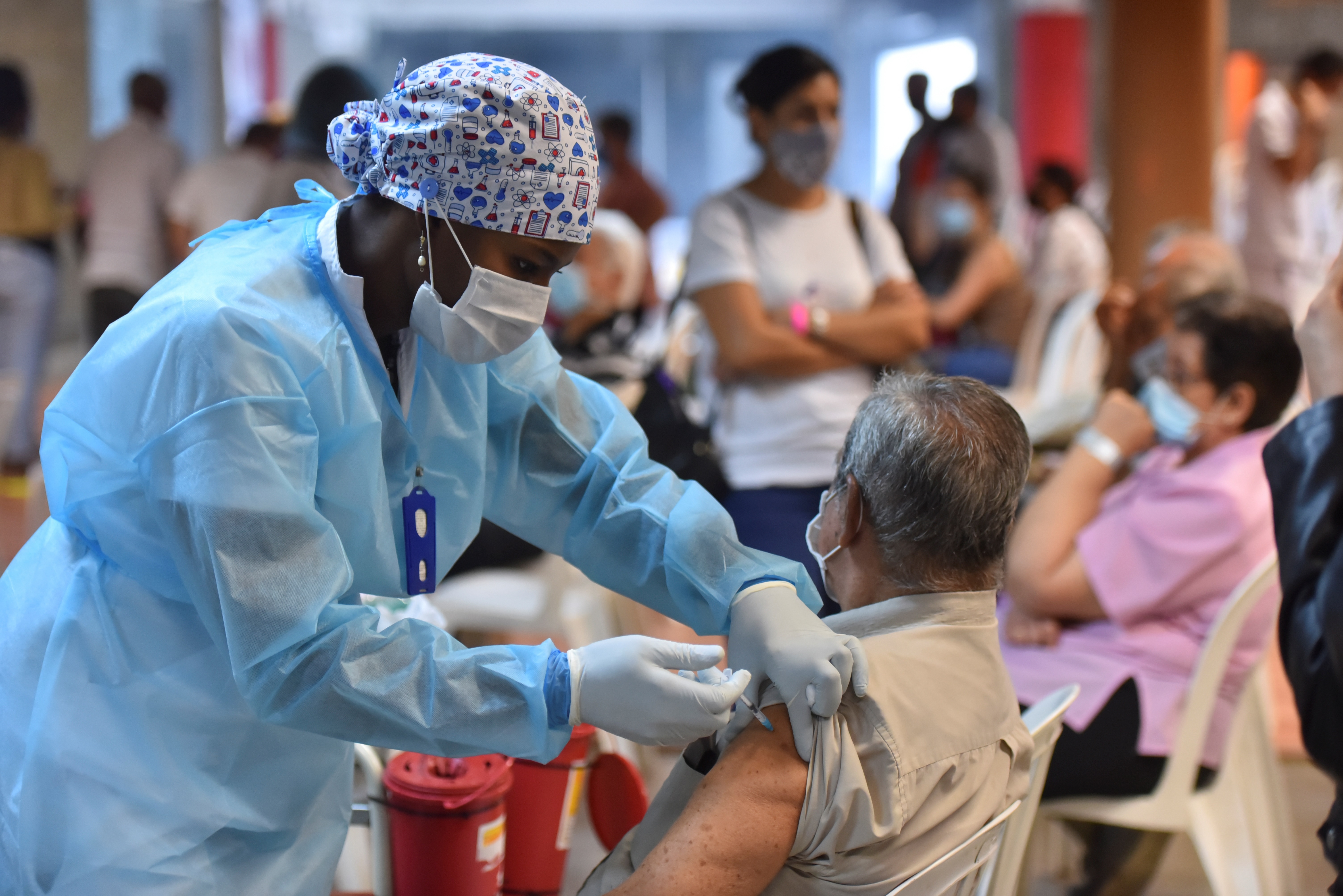 Pandemia: Tasa de positividad sigue subiendo en Chile pese al avance de la vacunación