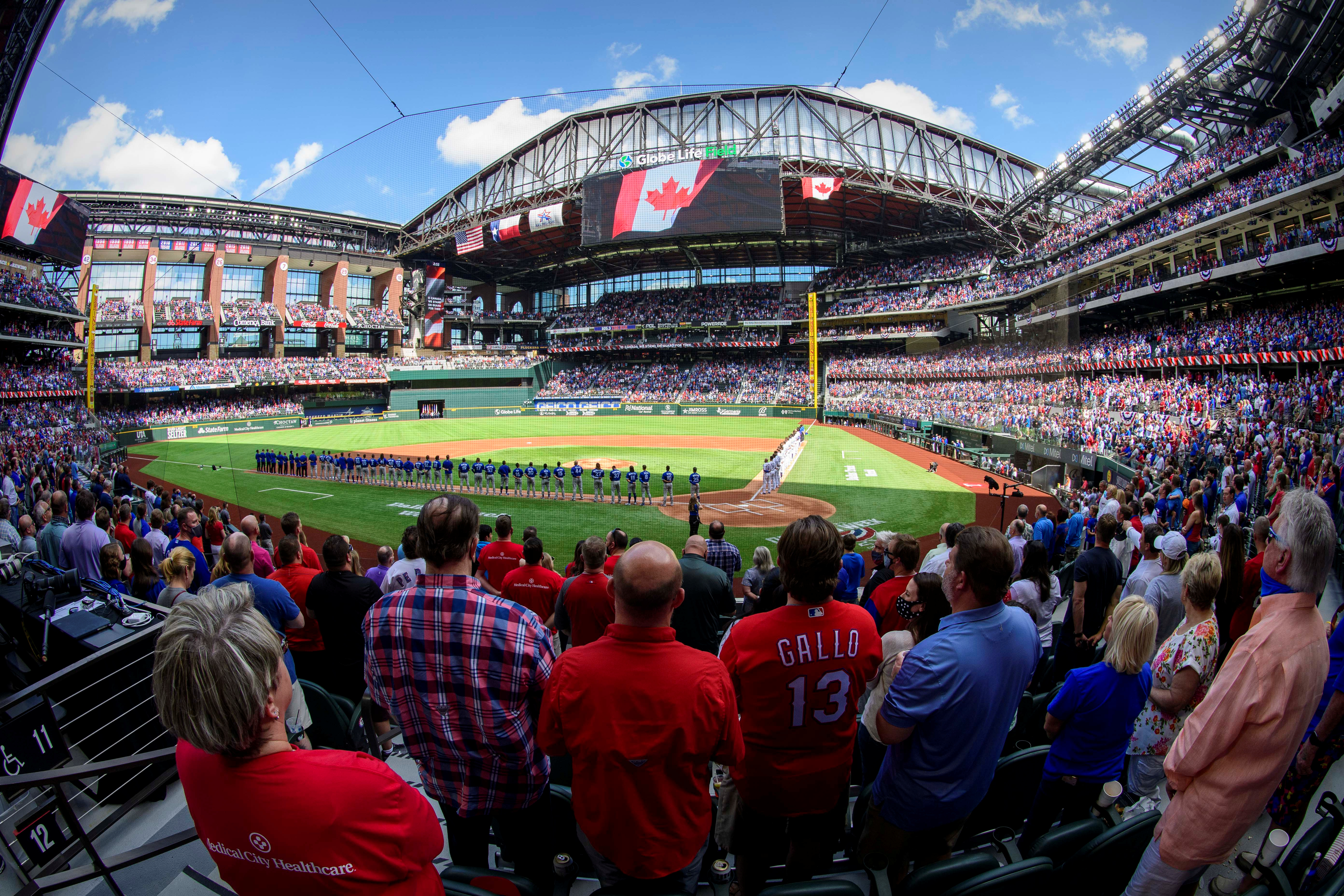 Los Rangers permitieron entrada a más de 38 mil fanáticos durante juego inaugural en Texas (Fotos)