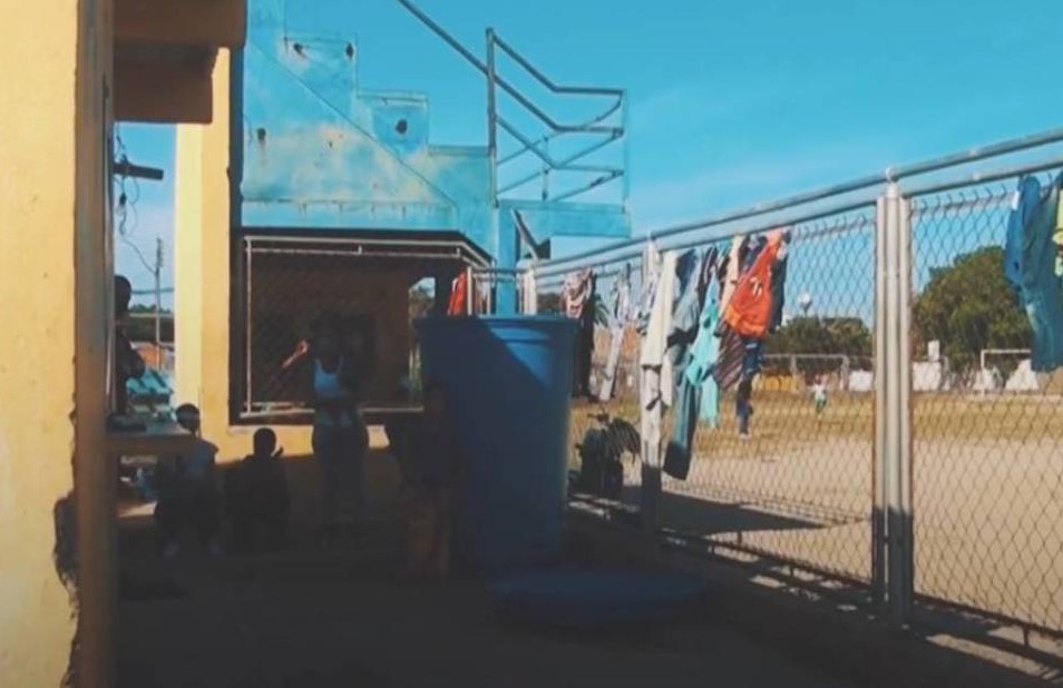 El crudo relato de una familia que vive en el baño de un estadio de softbol en Margarita