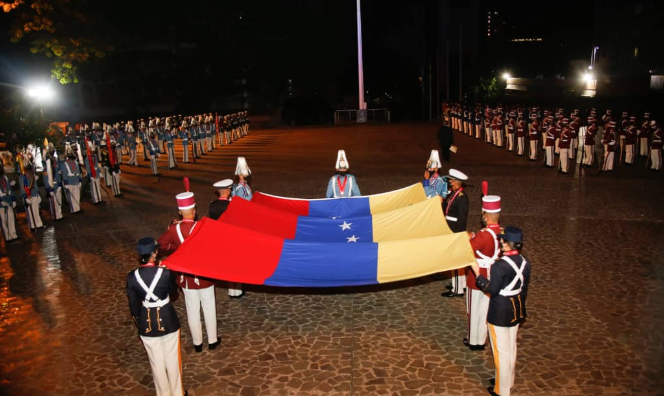 Izada de la Bandera Nacional por la celebración de los 221 años del 19 de abril de 1810