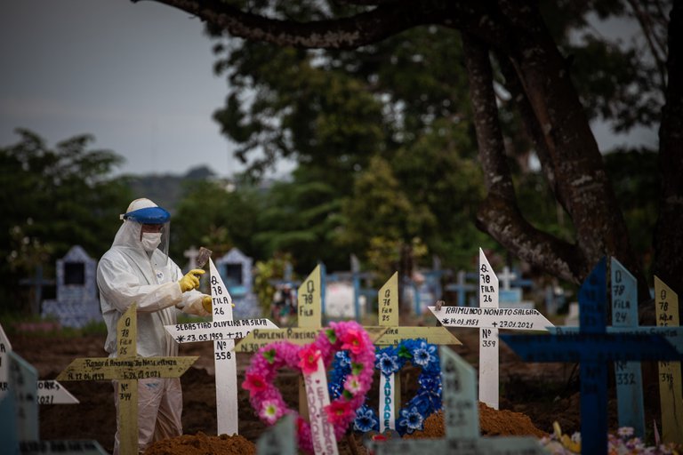 Brasil rebasó las 488 mil víctimas por la pandemia