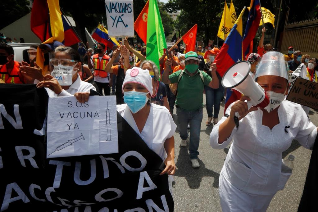 EN VIDEO: Trabajadores de la salud y sociedad civil llegan al Pnud y exigen el ingreso de las vacunas