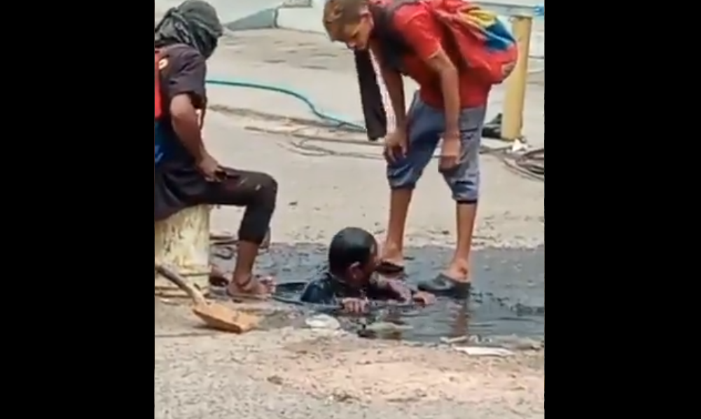 Se sumergió en la alcantarilla para reparar fuga de aguas negras en Maracaibo (VIDEO)