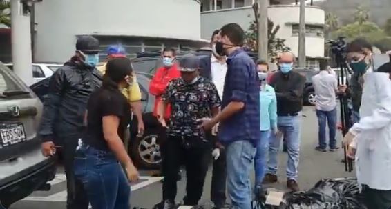 Denuncian que colectivos sabotearon protesta de estudiantes en el Hospital Clínico Universitario #6Abr (Video)