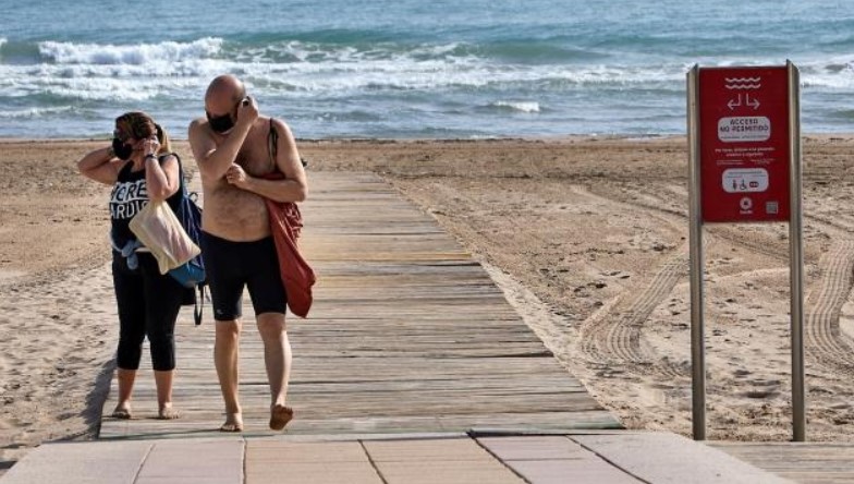 Lo que dicen los dermatólogos sobre el uso de mascarillas en la playa