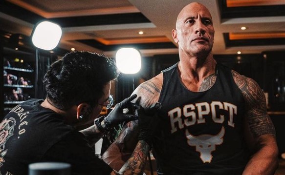 Tallando una “Roca”: Artista venezolano le realizó asombroso tatuaje a Dwayne “The Rock” Johnson (FOTOS)