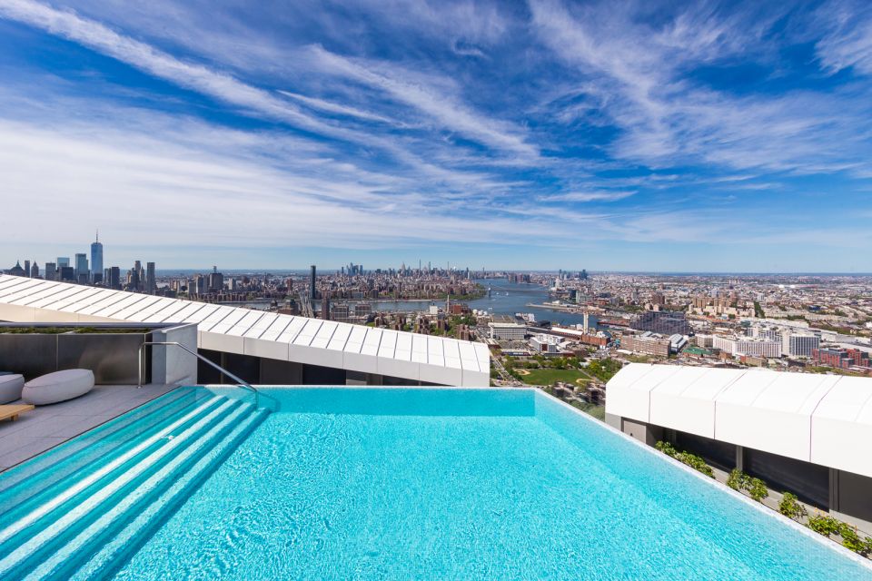 Abrió la piscina más alta del hemisferio occidental en el piso 68 de una torre en Brooklyn