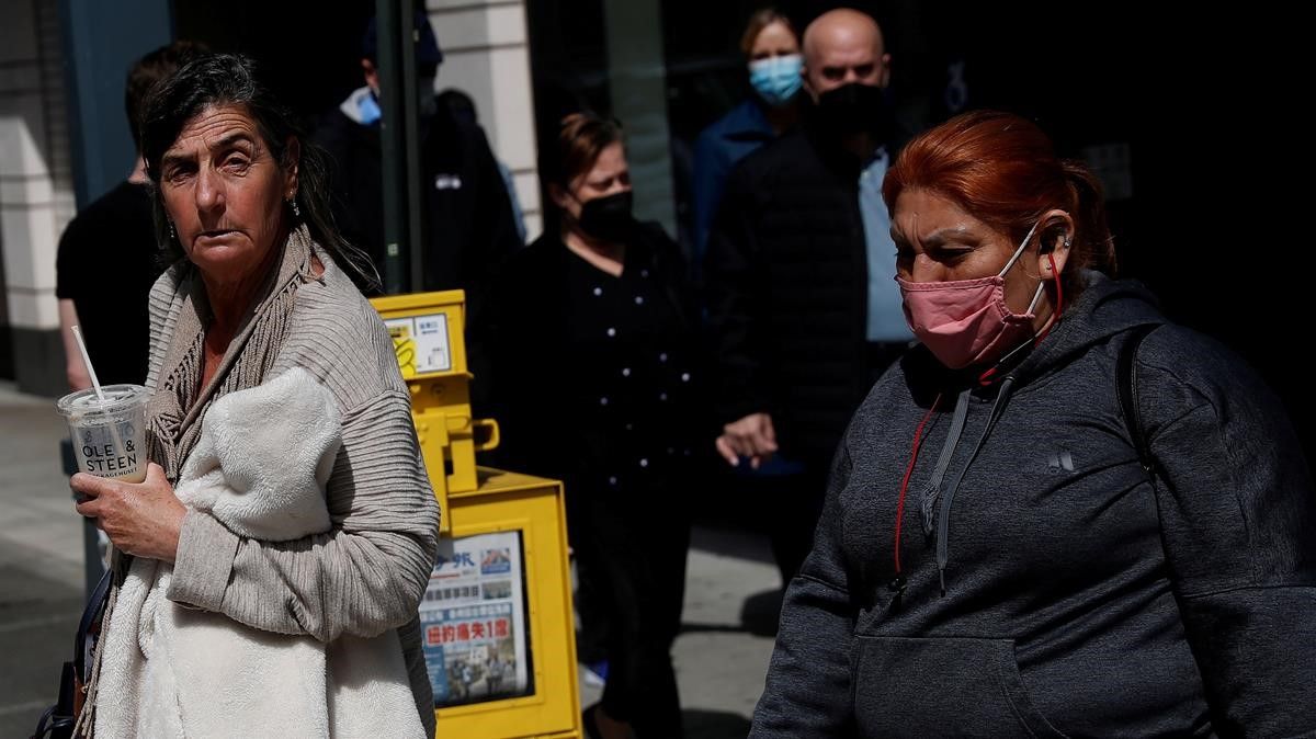 Dejarse o no la mascarilla, el dilema de los estadounidenses