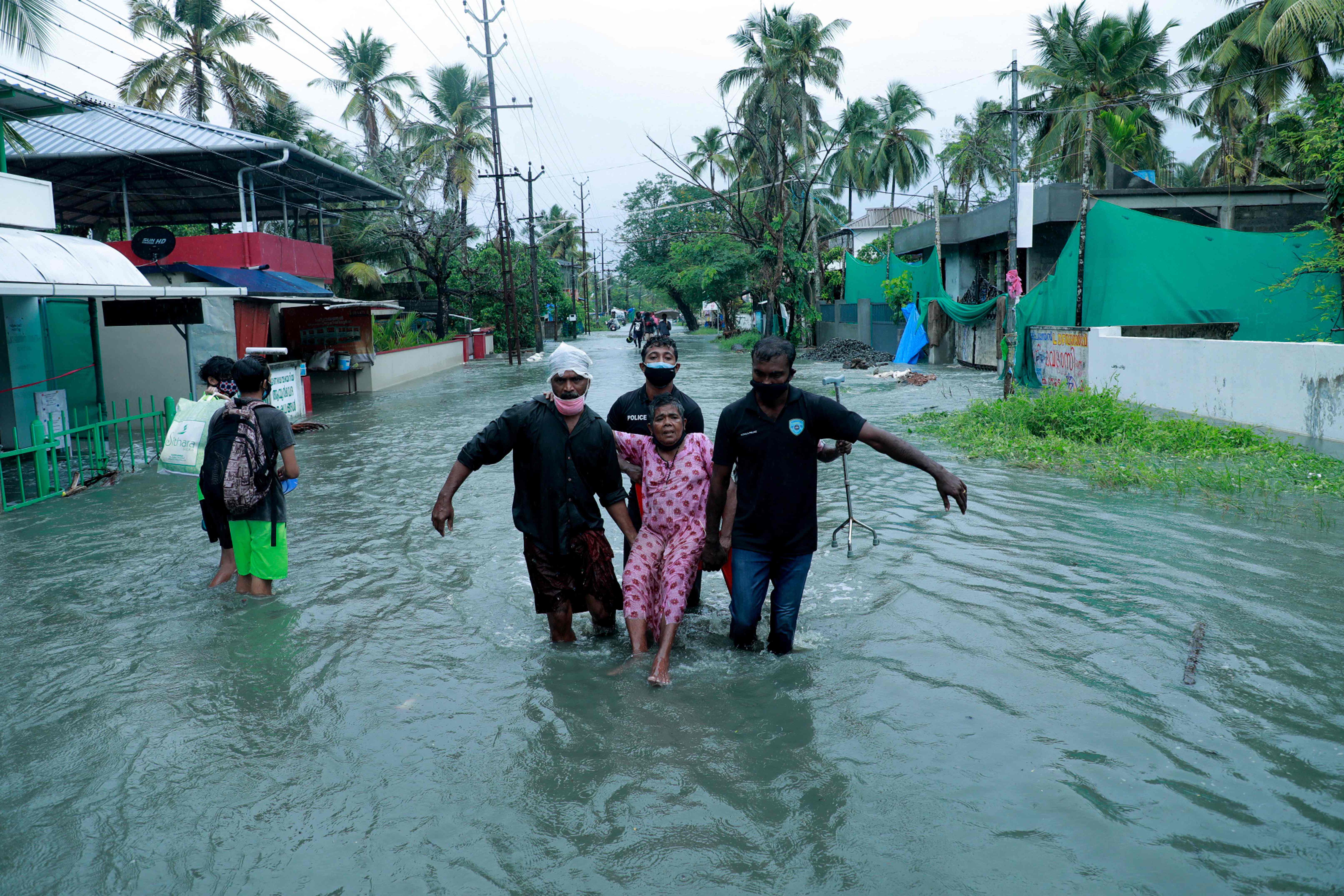 El derrumbe de una casa en la costa de la India durante la pasada del ciclón Tauktae (Video)