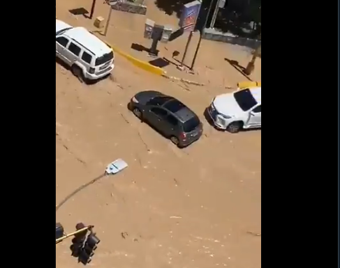 Toma aérea muestra el desbordamiento en El Cafetal tras rotura de tubería (VIDEO)