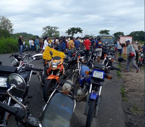 Motorizados cerraron la Troncal 5 en Táchira por falta de combustible este #21May (Fotos)