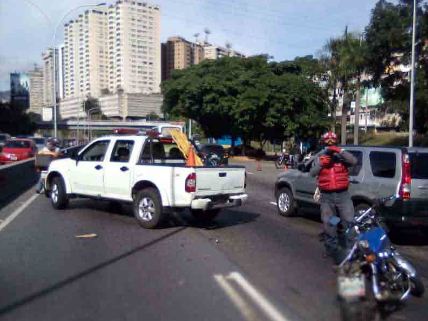 Motorizado murió en el distribuidor Santa Fe por una colisión este #27May (Fotos)