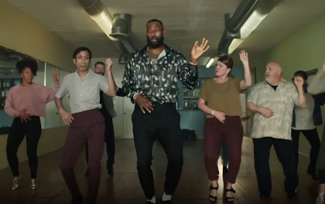 VIRAL: Lebron James muestra sus pasos de salsa al ritmo de “Devórame otra vez” (VIDEO)