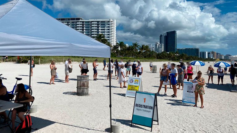 Miami Beach comenzó a vacunar contra el Covid-19 hasta que “no queden más dosis” (FOTOS)