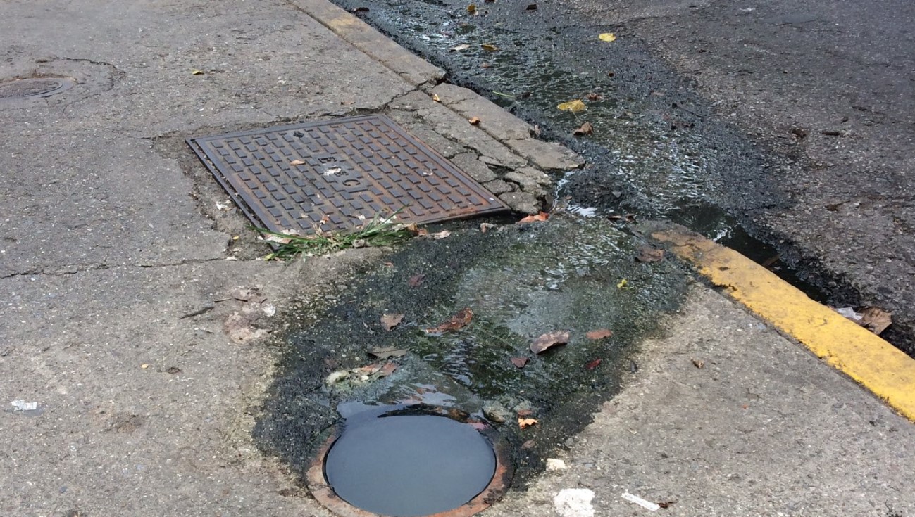 Reportan bote de aguas servidas en la Av. Andrés Bello #22May (Fotos)