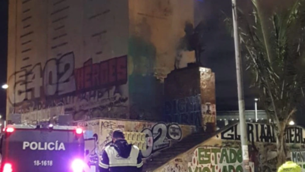 Vandalismo contra monumentos de Bolívar deslegitima protestas en Colombia (VIDEOS)