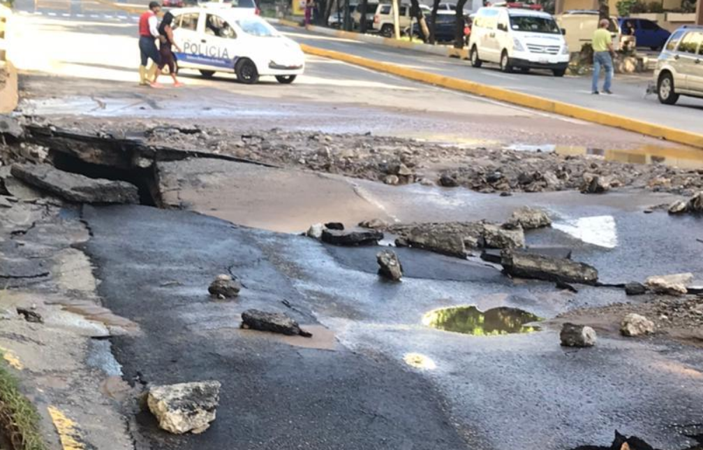 Así quedaron las calles de El Cafetal tras nueva rotura de tubo matriz (Fotos)