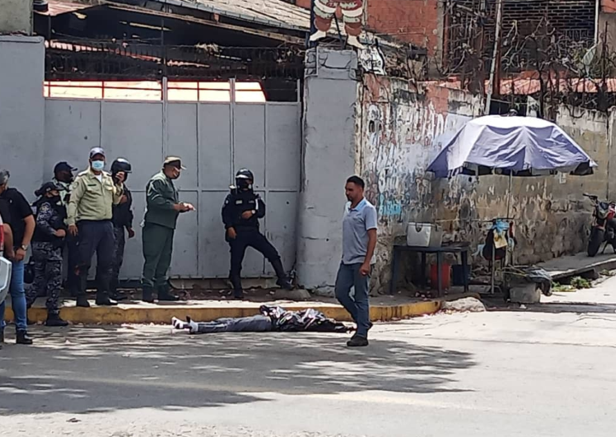 Lanzaron un cadáver con una bala en la cabeza en plena vía de El Cementerio