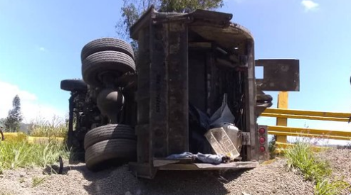 Reportan varios heridos tras el volcamiento de un camión en la bajada de Tazón #29May (Fotos)