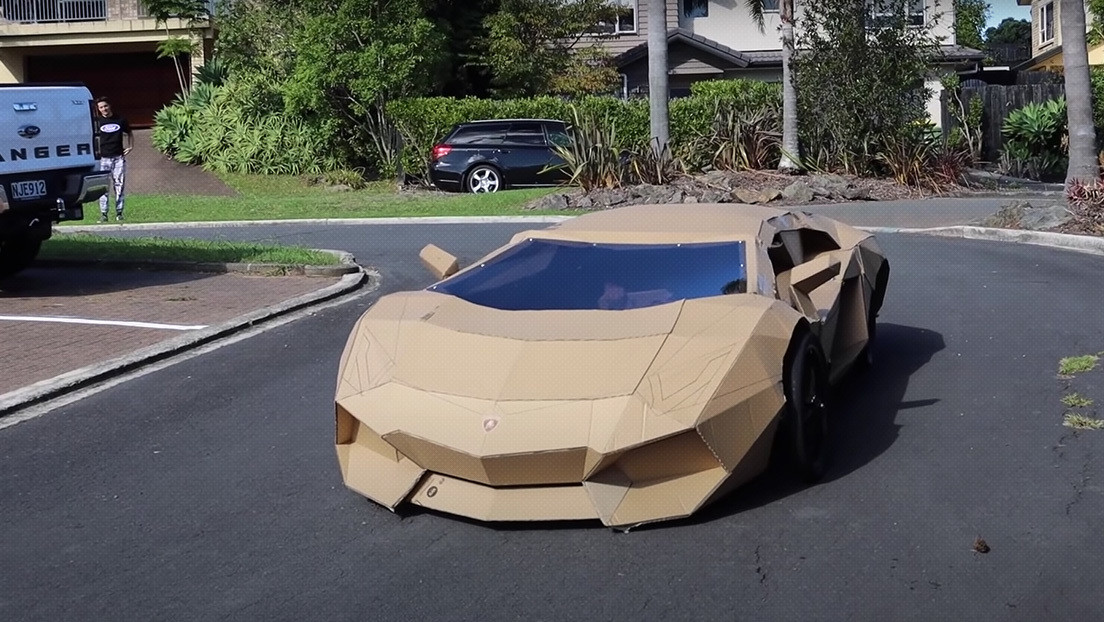 Vendió su Lamborghini de cartón y donó el dinero a un hospital para niños (Video)