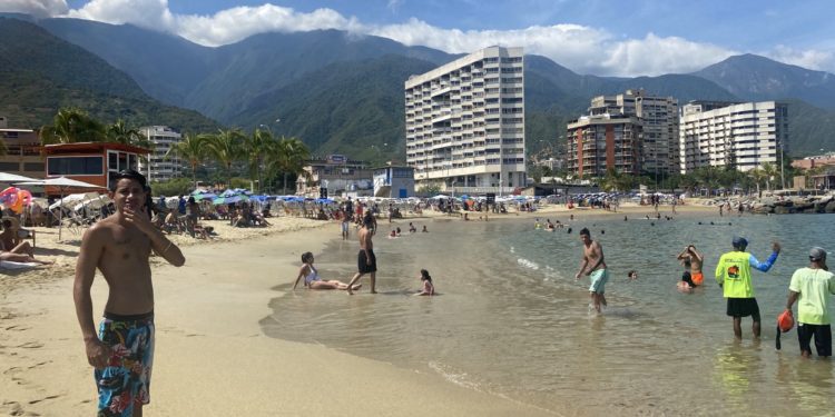 Murieron dos jovenes ahogados luego de ser arrastrados por el fuerte oleaje en playas de La Guaira