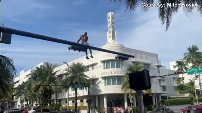 Arrestaron a un hombre por subirse a un semáforo en Miami Beach