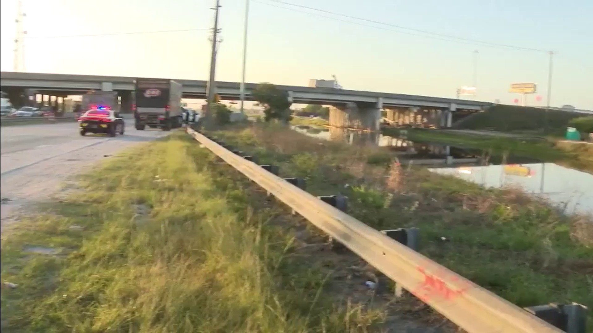 Carro se hundió con personas dentro en el canal noreste de Miami-Dade