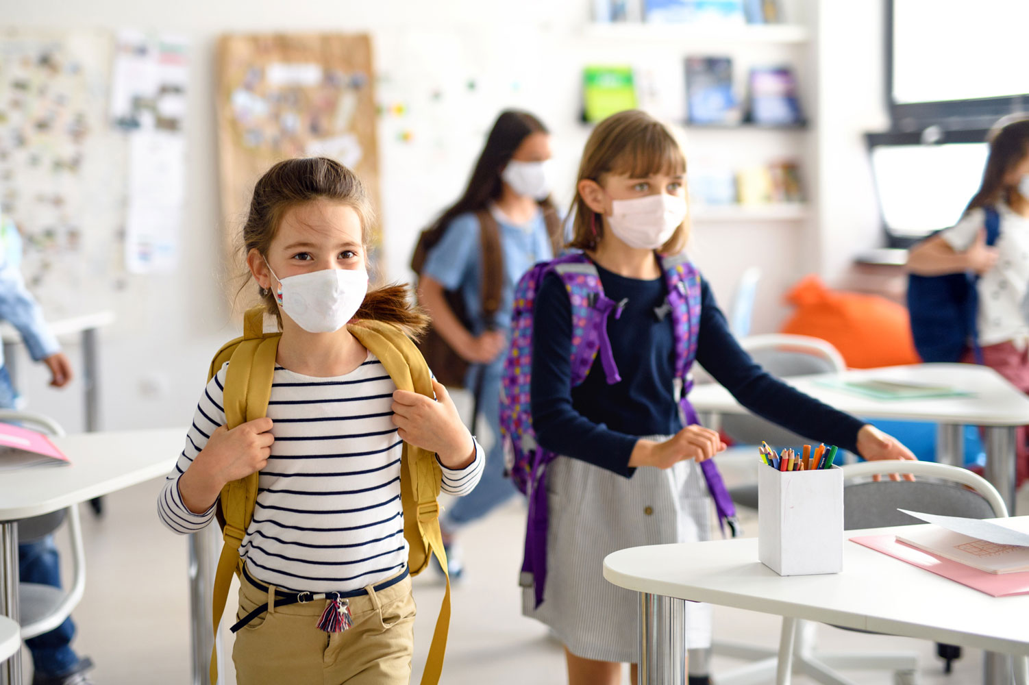 Los CDC de EEUU establecieron que las escuelas deben continuar usando mascarillas