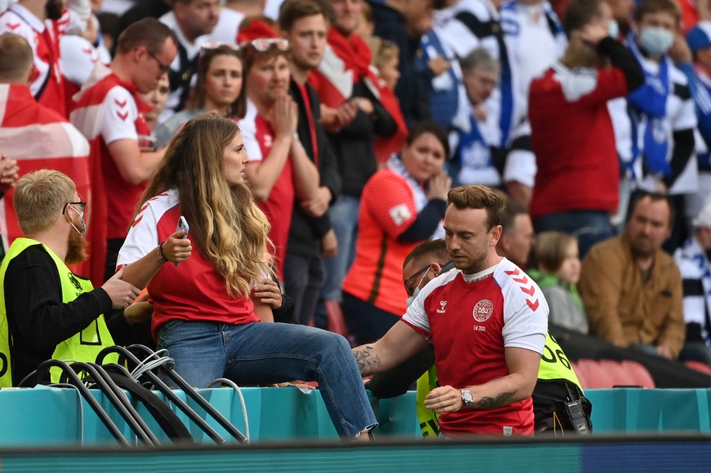 Dramático: Pareja de Eriksen ingresa al campo para ver al jugador desplomado y compañeros la consuelan (IMÁGENES)