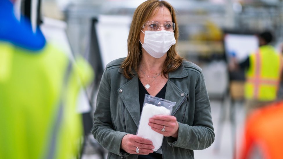 California evalúa uso de mascarillas entre trabajadores vacunados