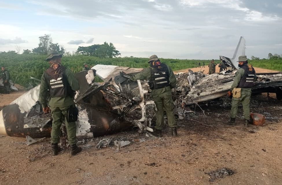 GNB localiza una narcoavioneta calcinada y una pista clandestina en Zulia (Fotos)