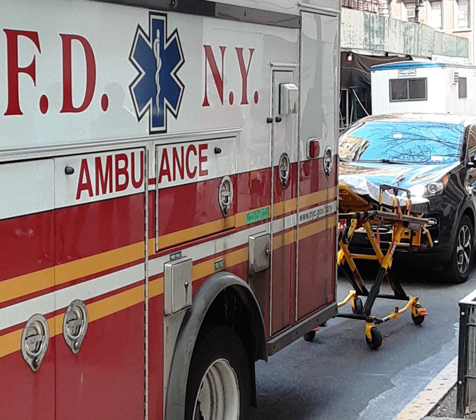 Tragedia: Madre se lanzó al vacío con sus dos bebés en Brooklyn