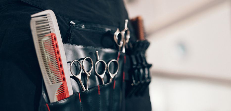 Salvó a su hijo del Covid-19 haciéndole un corte de pelo vergonzoso para que no salga a la calle (Foto)